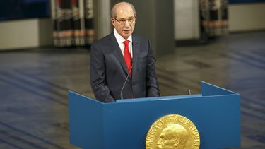 americateve | Ahmet Uzumcu, director general de la Organizaci&oacute;n para la Prohibici&oacute;n de las Armas Qu&iacute;micas, habla en la ceremonia de entrega del premio Nobel de la paz de 2013 en el ayuntamiento de Oslo, el martes 10 de diciembre de 2013. La organiz