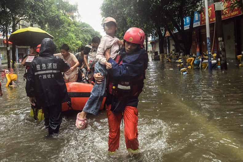 En esta imagen publicada por la agencia de noticias Xinhua, rescatistas evacúan a residentes varados tras la tormenta tropical Maysak en Qinzhou City, en la región autónoma de Guangxi Zhuang, sur de China, el martes 7 de julio de 2026. (Zhang Ailin/Xinhua via AP)