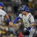 El venezolano Salvador Pérez, bateador designado de los Reales de Kansas City, festeja con su compatriota Freddy Fermín, tras el triunfo sobre los Padres de San Diego, el martes 16 de mayo de 2023 (AP Foto/Gregory Bull)