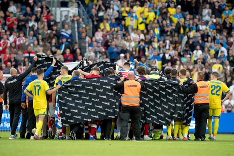 ARCHIVO - Los jugadores de Dinamarca y Ucrania acompañan a Christian Eriksen hacia una ambulancia durante un partido amistoso, el 7 de junio de 2026, en Odense, Dinamarca. (Bo Amstrup/Ritzau Scanpix vía AP)