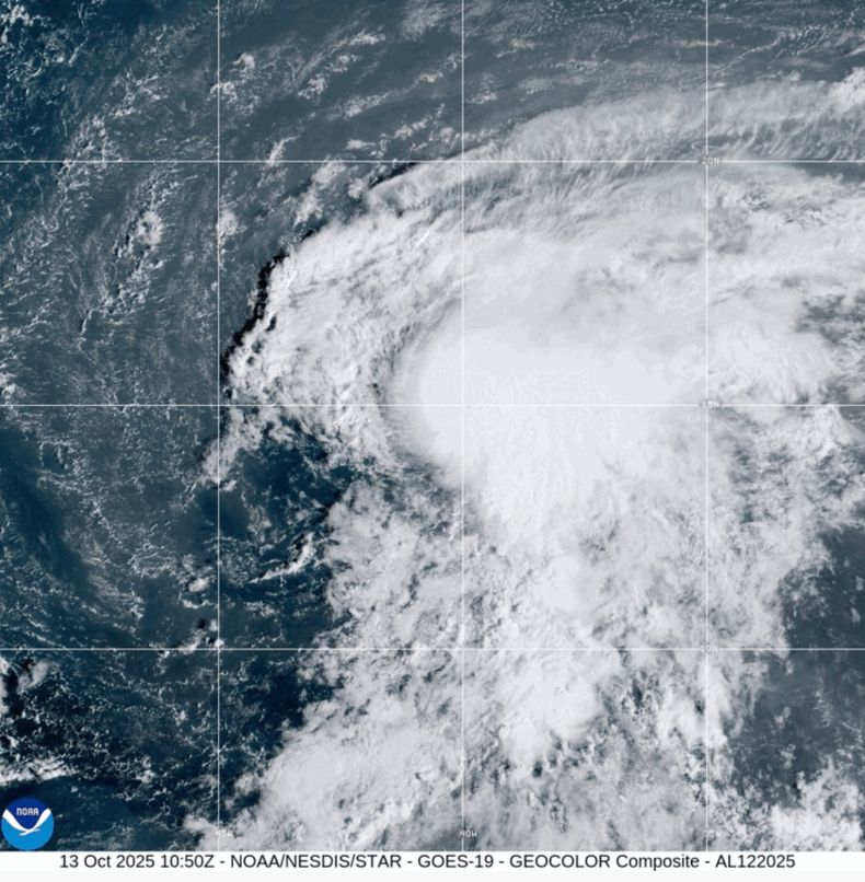 Esta imagen de satélite proporcionada por la Oficina Nacional de Administración Oceánica y Atmosférica de Estados Unidos muestra a la tormenta tropical Lorenzo en el océano Atlántico, el lunes 13 de octubre de 2025. (NOAA via AP)