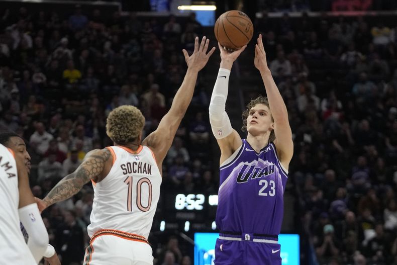 El alero del Jazz de Utah Lauri Markkanen lanza el balón sobre el alero de los Spurs de San Antonio Jeremy Sochan en el encuentro de la NBA del domingo 25 de febrero del 2024. (AP Foto/Rick Bowmer)