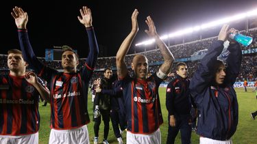 americateve | Los jugadores de San Lorenzo saludan a la hinchada luego de perder 1-0 ante Bol&iacute;var en La Paz el 30 de julio del 2014. Los argentinos se clasificaron a la final de la Copa Libertadores con un holgado marcador global de 5-1 a su favor. (AP Photo/Jua