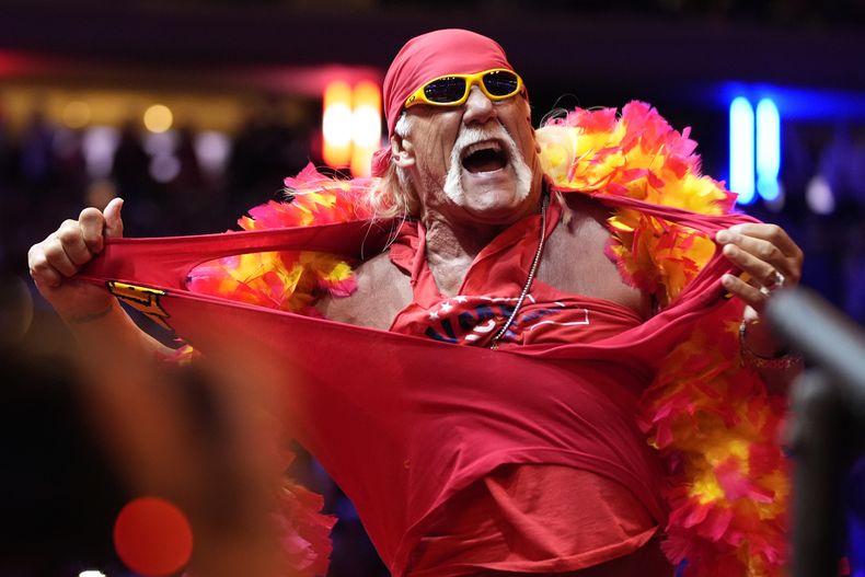 ARCHVO - Hulk Hogan rompe su camiseta antes de que el candidato presidencial republicano, el expresidente Donald Trump, hable en un mitin de campaña en el Madison Square Garden, el 27 de octubre de 2024, en Nueva York. (Foto AP/Alex Brandon, archivo)