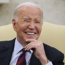 El presidente de Estados Unidos, Joe Biden, sonríe en una reunión con el secretario general de la OTAN, Jens Stoltenberg, en la Oficina Oval de la Casa Blanca, el lunes 17 de junio de 2024. (AP Foto/Mark Schiefelbein)