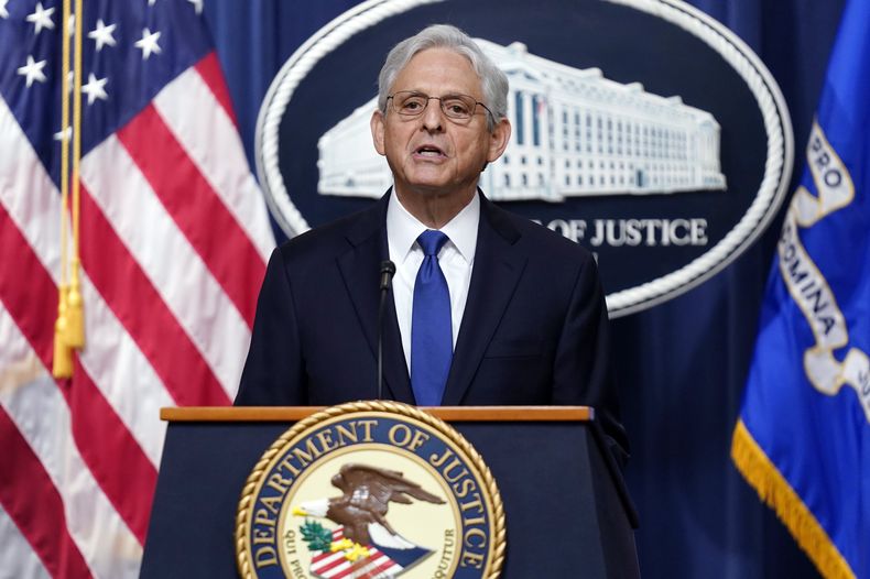 ARCHIVO - El secretario de Justicia Merrick Garland habla en el Departamento de Justicia el 11 de agosto de 2023, en Washington. (AP Foto/Stephanie Scarbrough)
