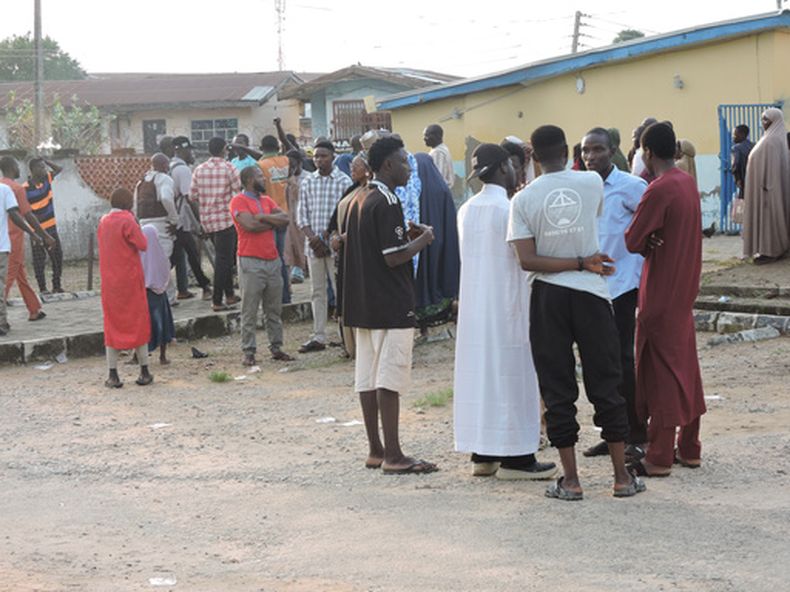Familiares de mineros detenidos por presunta minería ilegal esperan en el exterior del hospital donde están sus cuerpos, en Minna, Nigeria, el 17 de septiembre de 2026. (AP Foto/Muhammed Nura)