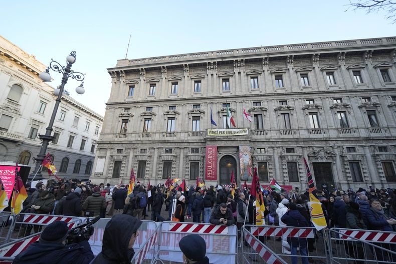 Activistas sindicalizados protestan contra el gobierno de la primera ministra Giorgia Meloni fuera del teatro La Scala en Milán, previo a la función inaugural de temporada de Don Carlo de Giuseppe Verdi, el 7 de diciembre de 2023. El reconocimiento de la ópera lírica italiana como Patrimonio Cultural Inmaterial de la Humanidad será exaltado el jueves con el estreno de “Don Carlo”. (Foto AP/Luca Bruno)