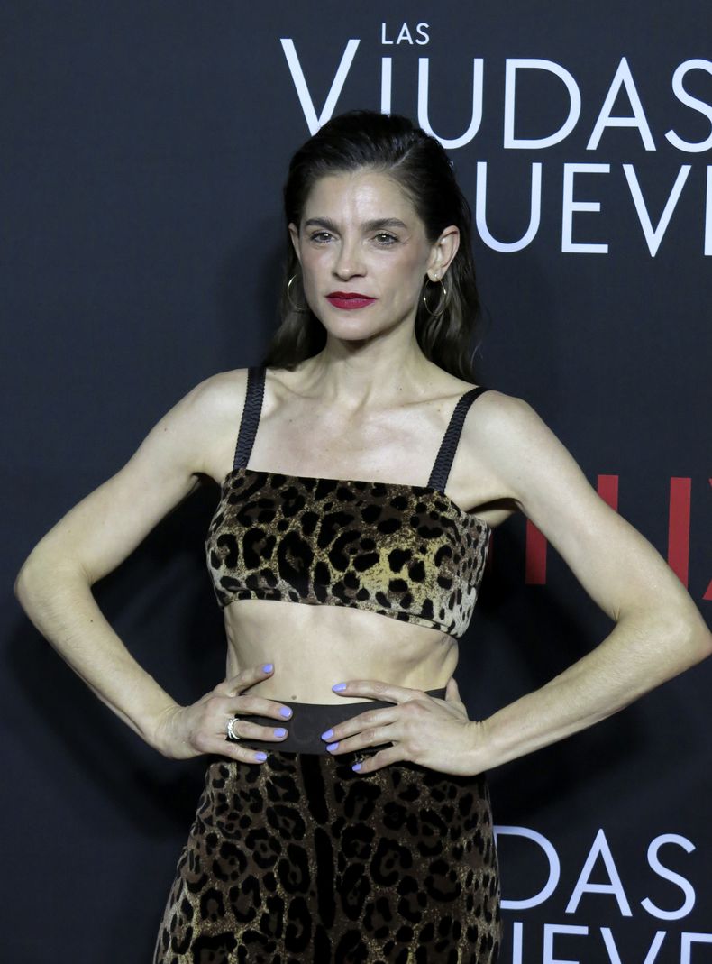 La actriz Irene Azuela posa en la alfombra roja de la serie de Netflix Las viudas de los jueves en la Ciudad de México el martes 5 de septiembre de 2023. (Foto AP/Berenice Bautista)
