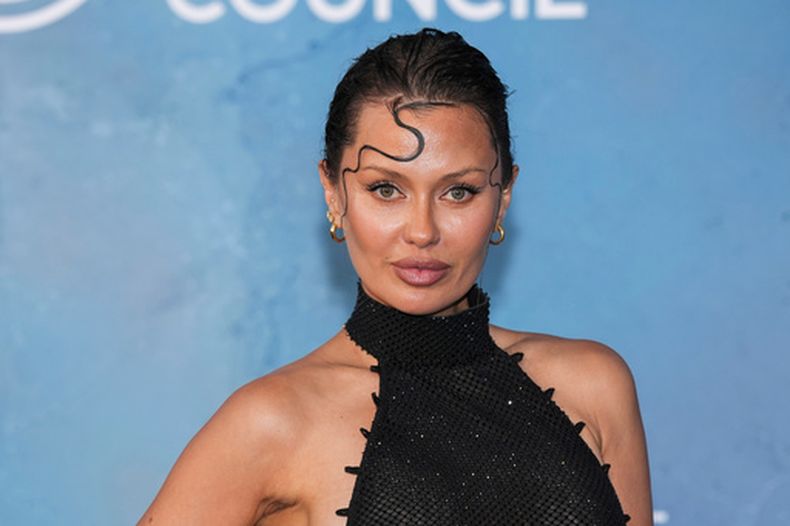 ARCHIVO - Victoria Bonya posa para los fotógrafos a su llegada a la gala amfAR en el Arsenale di Venezia, en Venecia, Italia, el 31 de agosto de 2025. (Foto de Scott A Garfitt/Invision/AP, archivo)