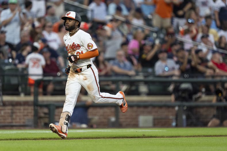 Cedric Mullins, de los Orioles de Baltimore, avanza al plato tras conectar un jonrón ante los Guardianes de Cleveland, el miércoles 26 de junio de 2024 (AP Photo/Stephanie Scarbrough)