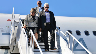 aterriza en nueva york el dictador cubano miguel diaz-canel junto a su esposa