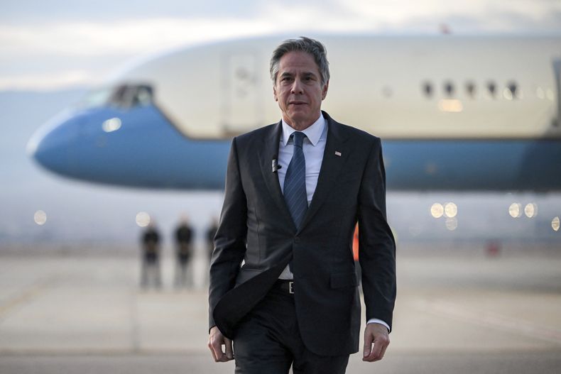 El secretario de Estado de EEUU, Antony Blinken, camino a hablar con los reporteros en la pista del Aeropuerto Internacional Rey Hussein, en Aqaba, Jordania, el 12 de diciembre de 2024. (Foto, Andrew Caballero-Reynolds/Pool Photo vía AP)