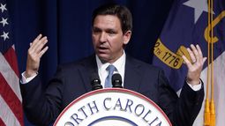 Ron DeSantis, gobernador de Florida y aspirante a la candidatura republicana a la presidencia de Estados Unidos, ofrece un discurso durante la convención del Partido Republicano de Carolina del Norte en Greensboro, Carolina del Norte., el viernes 29 de julio de 2023. (AP Foto/Chuck Burton)