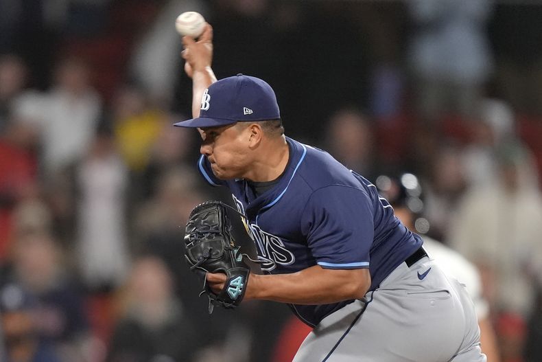 El nicaragüense Erasmo Ramírez, de los Rays de Tampa Bay, hace un lanzamiento en el juego del jueves 16 de mayo de 2024, ante los Medias Rojas de Boston (AP Foto/Steven Senne)
