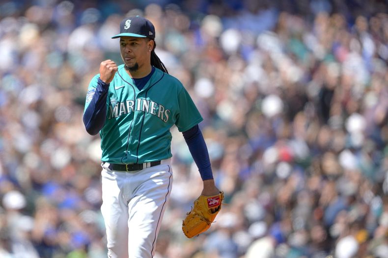 El dominicano Luis Castillo, abridor de los Marineros de Seattle, festeja durante el encuentro ante los Piratas de Pittsburgh, el sábado 27 de mayo de 2023 (AP Foto/Lindsey Wasson)