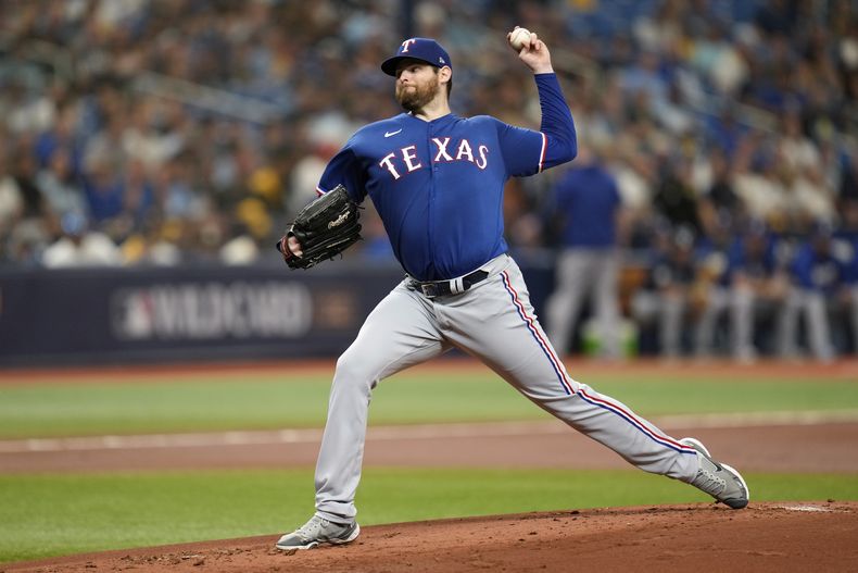 Jordan Montgomery de los Rangers de Texas lanza ante los Rays de Tampa Bay, el martes 3 de octubre de 2023, en St. Petersburg, Florida. (AP Foto/John Raoux)