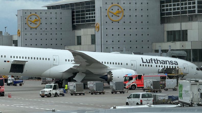 Un avión Dreamliner de Lufthansa queda recargado sobre su nariz frente a una terminal del Aeropuerto de Fráncfort después de que colapsó el tren de aterrizaje delantero de la aeronave, el jueves 4 de junio de 2026, en Fráncfort. (Mike Seeboth/dpa via AP)