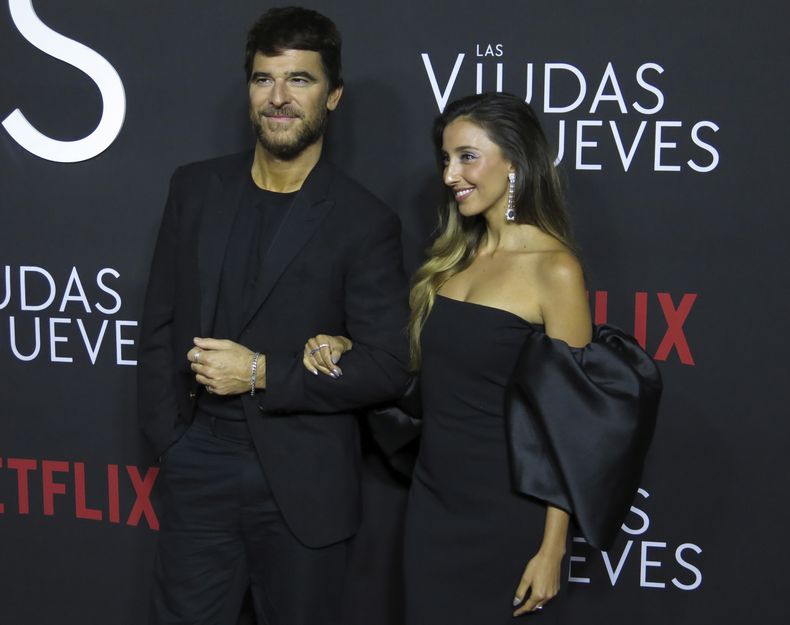 Los actores Alfonso Bassave, izquierda, y Sofia Sisniega posan en la alfombra roja de la serie de Netflix Las viudas de los jueves en la Ciudad de México el martes 5 de septiembre de 2023. (Foto AP/Berenice Bautista)