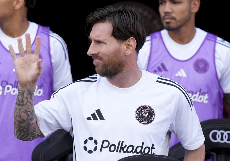 El delantero del Inter Miami Lionel Messi saluda desde el banquillo antes de un partido de fútbol de la MLS contra el Charlotte FC, el domingo 9 de marzo de 2025, en Fort Lauderdale, Florida (AP Foto/Lynne Sladky)