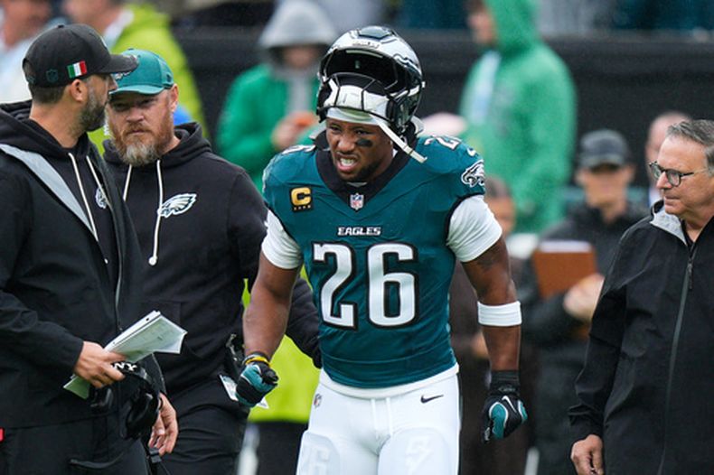 El corredor de los Eagles de Filadelfia Saquon Barkley reacciona al salir de campo con una lesión en el encuentro ante los Rams de Los Ángeles el domingo 4 de octubre del 2026. (AP Foto/Chris Szagola)