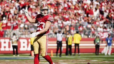 Christian McCaffrey (23), corredor de los 49ers de San Francisco, celebra después de anotar en contra de los Cardinals de Arizona, durante la segunda mitad del juego de la NFL en Santa Clara, California, el domingo 1 de octubre de 2023. (AP Foto/Godofredo A. Vásquez)