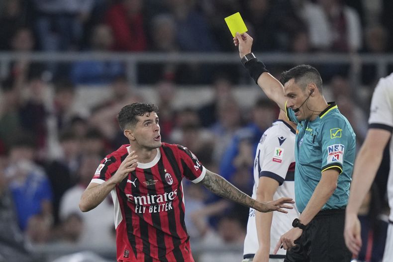 El árbitro Maurizio Mariani amonesta a Christian Pulisic del AC Milan durante la final de la Copa Italia, el miércoles 14 de mayo de 2025, en Roma. (Alfredo Falcone/LaPresse vía AP)