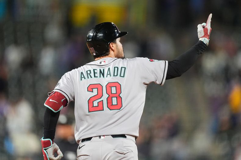 Nolan Arenado de los Diamondbacks de Arizona hace un gesto al bullpen tras correr las bases tras su jonrón en la séptima entrada ante los Rockies de Colorado el martes 22 de septiembre del 2026. (AP Foto/David Zalubowski)