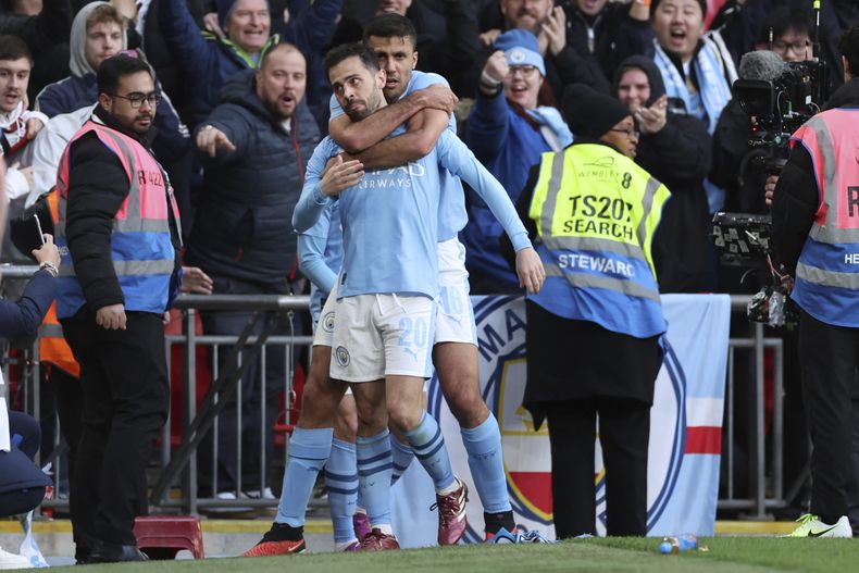Bernardo Silva del Manchester City celebra tras anotar el primer gol de su equipo en la semifinal de la Copa FA ante el Chelsea en el Estadio de Wembley el sábado 20 de abril del 2024. (AP Foto/Ian Walton)