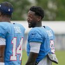 Los receptores abiertos de los Titans de Tennessee, Calvin Ridley, a la derecha, y Carnell Tate (14) conversan entre ellos después de la práctica durante el campamento de entrenamiento del equipo de fútbol americano de la NFL el martes 4 de agosto de 2026, en Nashville, Tennessee. (Foto AP/George Walker IV)