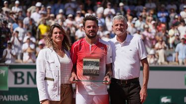 La directora de Roland Garros y extenista Amelie Mauresmo, junto al suizo Stan Wawrinka y el presidente de la Federación de Tenis de Francia Gilles Moretton posan al final del encuentro de primera ronda de Wawrinka ante el neerlandés Jesper De Jong el lunes 25 de mayo del 2026. (AP Foto/Thibault Camus)