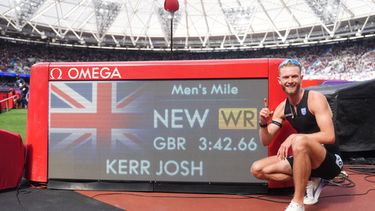 El británico Josh Kerr celebra después de establecer un nuevo récord mundial en la prueba de la milla masculino en el Encuentro Atlético Novuna, el sábado 18 de julio de 2026, en Londres. (Adam Davy/PA via AP)