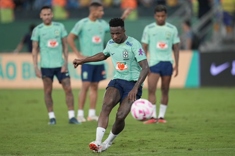 Vinicius Junior entrena con la selección brasileña en Cuiabá, el martes 10 de octubre de 2023 (AP Foto/Andre Penner)