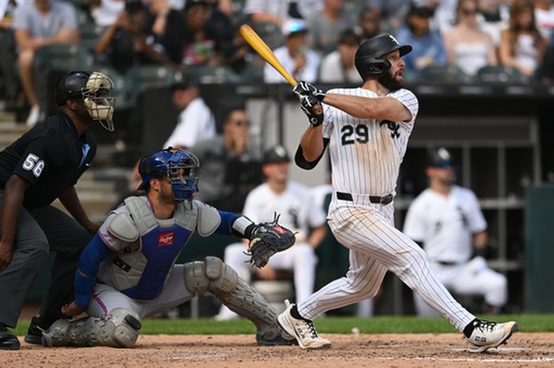 Tristan Peters de los Medias Blancas de Chicago observa su jonrón de la victoria en la novena entrada ante los Mets de Nueva York el domingo 23 de agosto del 2026. (AP Foto/Paul Beaty)