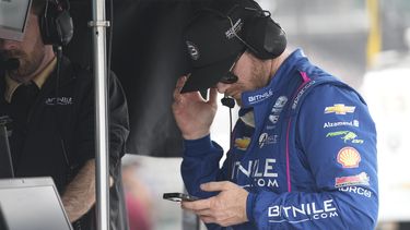 Conor Daly observa su teléfono durante una sesión de entrenamiento antes delas 500 Millas de Indianápolis el viernes 19 de mayo del 2023. (AP Foto/Darron Cummings)