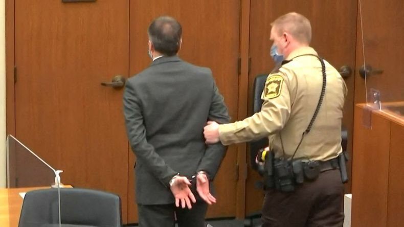 Esta captura de pantalla obtenida de la transmisión de video a través de Court TV, muestra al ex oficial de policía de Minneapolis Derek Chauvin siendo llevado esposado después de que se leyó el veredicto en su juicio por el asesinato de George Floyd,