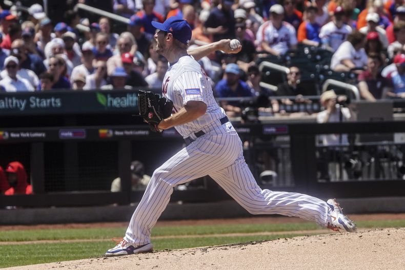 Max Scherzer de los Mets de Nueva York lanza ante los Filis de Filadelfia, el jueves 1 de junio de 2023, en Nueva York. (AP Foto/Bebeto Matthews)