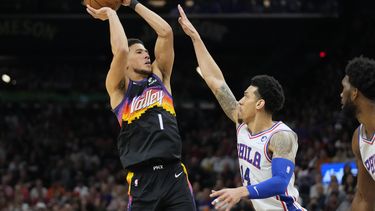 Suns doblegan 114-104 a 76ers; Booker consigue 35 puntos