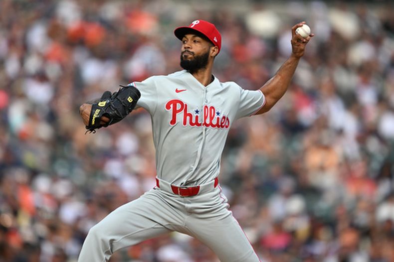 Cristopher Sánchez, abridor de los Filis de Filadelfia, trabaja frente a los Tigres de Detroit en la primera entrada del juego de béisbol de Grandes Ligas del sábado 11 de julio de 2026, en Detroit. (AP Foto/Lon Horwedel)