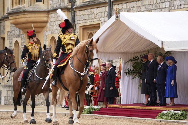 De izquierda a derecha al fondo, Kate, princesa de Gales, el príncipe Guillermo, el presidente de EEUU, Donald Trump, y la primera dama Melania Trump, el rey Carlos III y la reina Camila del Reino Unido, durante los himnos nacionales en la ceremonia de bienvenida en el Castillo de Windsor, en Windsor, Inglaterra, el miércoles 17 de septiembre de 2025. (AP Foto/Evan Vucci)