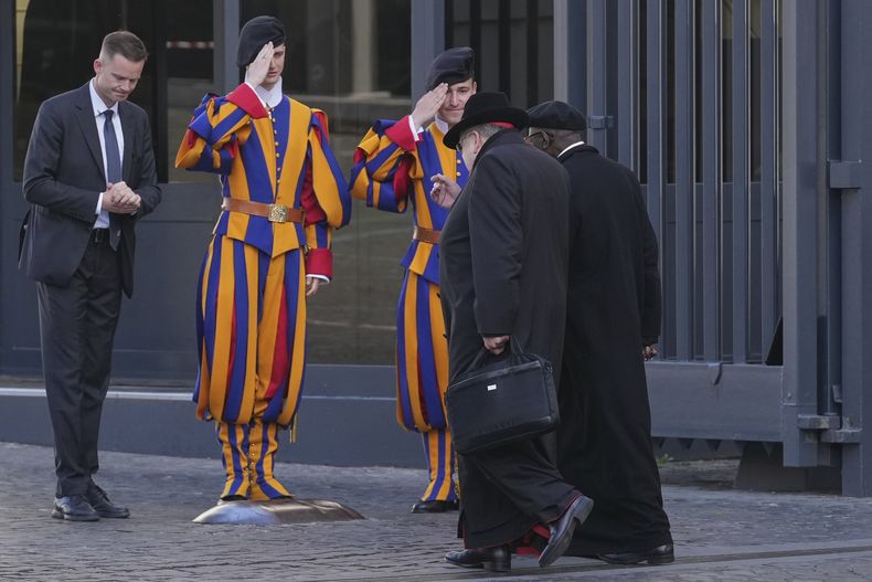Dos cardenales, a la derecha, llegan a una reunión de cardenales en el Vaticano, el martes 22 de abril de 2025. (AP Foto/Andrew Medichini)