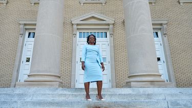 Jovonia Lewis posa para una foto delante del edificio de la Junta de Educación de Durham, el 21 de septiembre de 2026, en Durham, Carolina del Norte. (AP Foto/Matt Ramey)