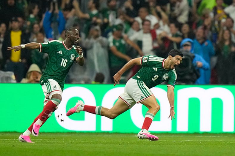 Raúl Jiménez (derecha), de México, festeja tras conseguir un gol ante Ecuador en el encuentro de dieciseisavos de final de la Copa del Mundo realizado el martes 30 de junio de 2026 en el Estadio Azteca (AP Foto/Fernando Llano)