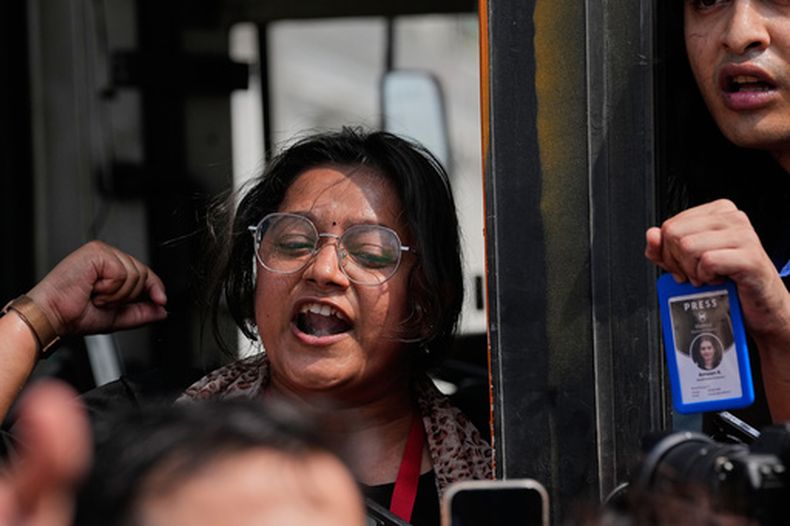 Periodistas de la plataforma independiente de noticias Molitics son trasladados tras su detención durante una protesta del Partido Janta Cucaracha para reclamar la renuncia del comisionado electoral Gyanesh Kumar en Nueva Delhi, India, el sábado 10 de octubre de 2026.(AP Foto/Manish Swarup)