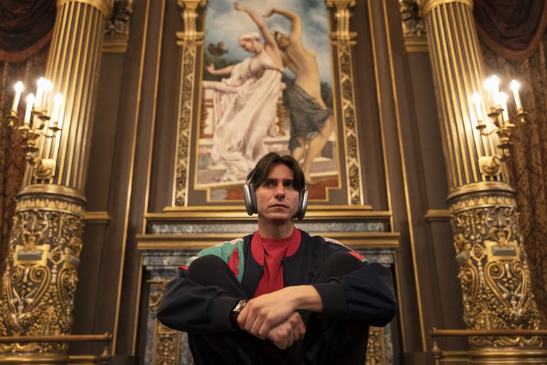 Esta imagen publicada por Amazon MGM Studios muestra a Gideon Glick en una escena de Etoile. (Philippe Antonello/Amazon MGM Studios via AP)