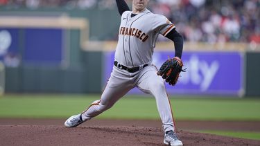 Anthony DeSclafani, abridor de los Gigantes de San Francisco, hace un lanzamiento en el encuentro del martes 2 de mayo de 2023, ante los Astros de Houston (AP Foto/Kevin M. Cox)