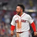 Willson Contreras de los Medias Rojas de Boston celebra tras anotar en un sencillo de dos carreras de Caleb Durbin ante los Yankees de Nueva York el domingo 28 de junio del 2026. (AP Foto/Steven Senne)