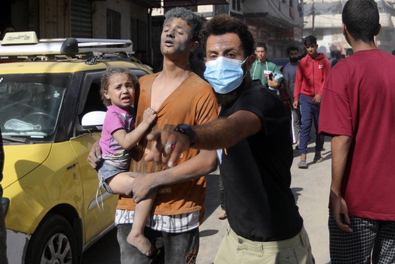 Palestinos heridos son evacuados tras ataques aéreos israelíes sobre la ciudad de Khan Younis, en el sur de la Franja de Gaza, el 26 de octubre de 2023. (AP Foto/Mohammed Dahman)