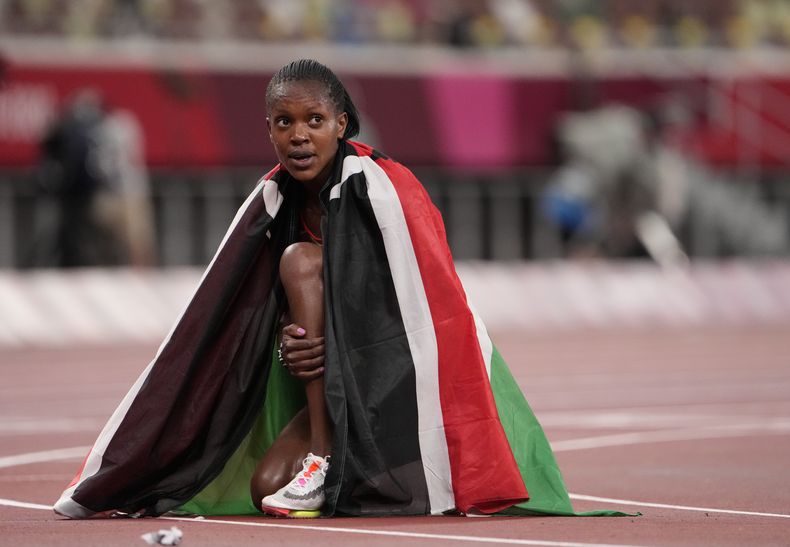 En foto del 6 de agosto del 2021, la keniata Faith Kipyegon celebra tras ganar la final de los 1.500 metros en los Juegos Olímpicos de Tokio. El viernes 21 de julio del 2023, establece un nuevo récord mundial de la milla, es su tercera marca mundial en menos de dos meses. (AP Foto/Charlie Riedel)