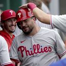 Kyle Schwarber, de los Filis de Filadelfia, recibe felicitaciones en la cueva luego de batear un jonrón de dos carreras en el juego del viernes 28 de julio de 2023, ante los Piratas de Pittsburgh (AP Foto/Matt Freed)
